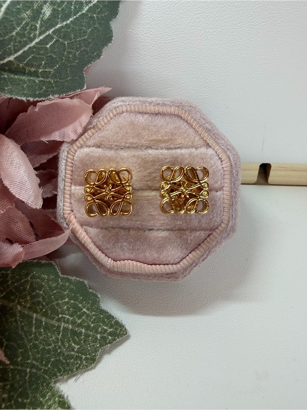 Gorgeous gold plated Preowned stud earrings great condition.